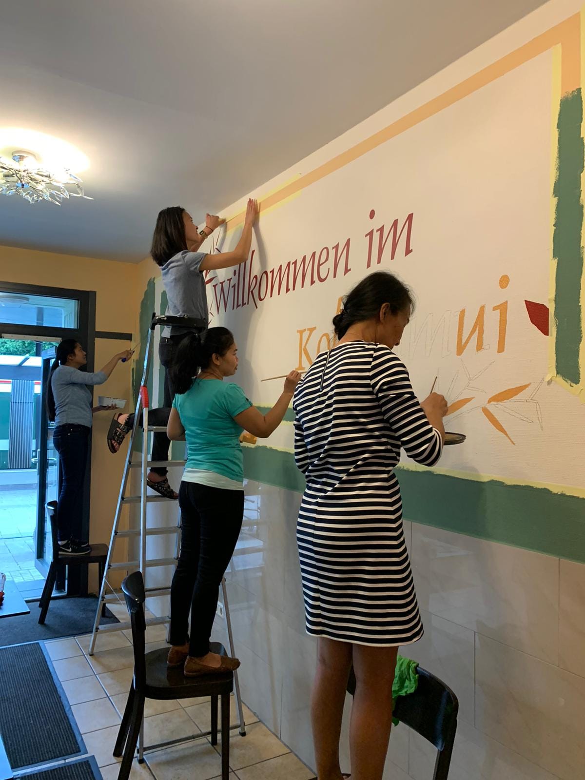 Familie gestaltet gemeinsam den Koh Samui Imbiss